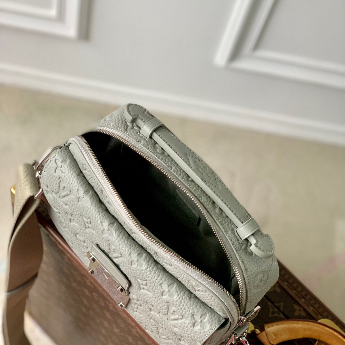 LOU S-LOCK MESSENGER BAG