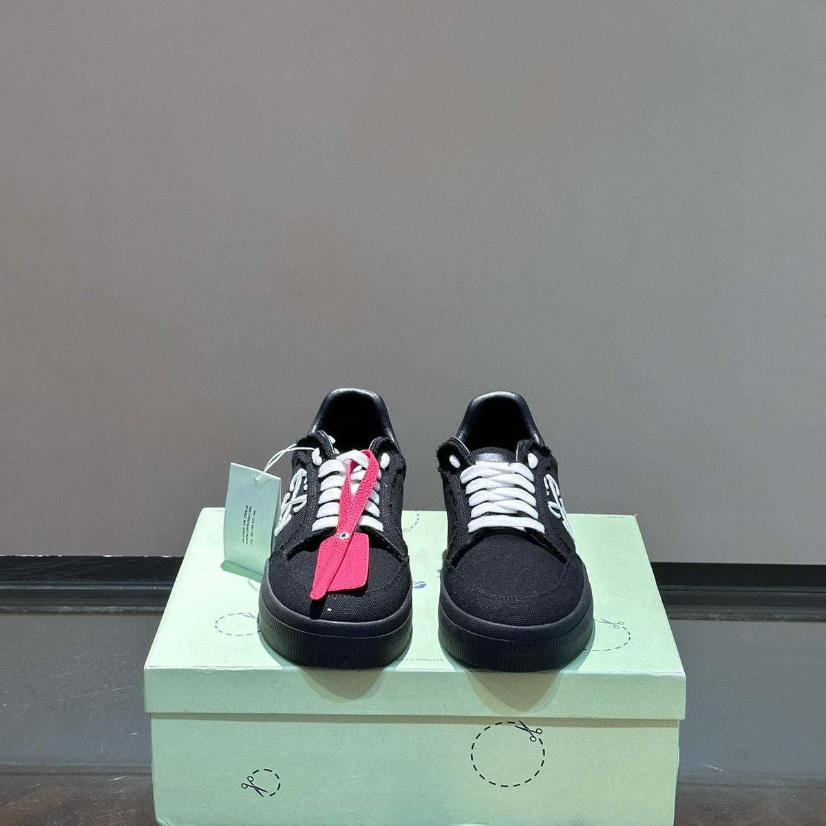 OFF W TRAINERS