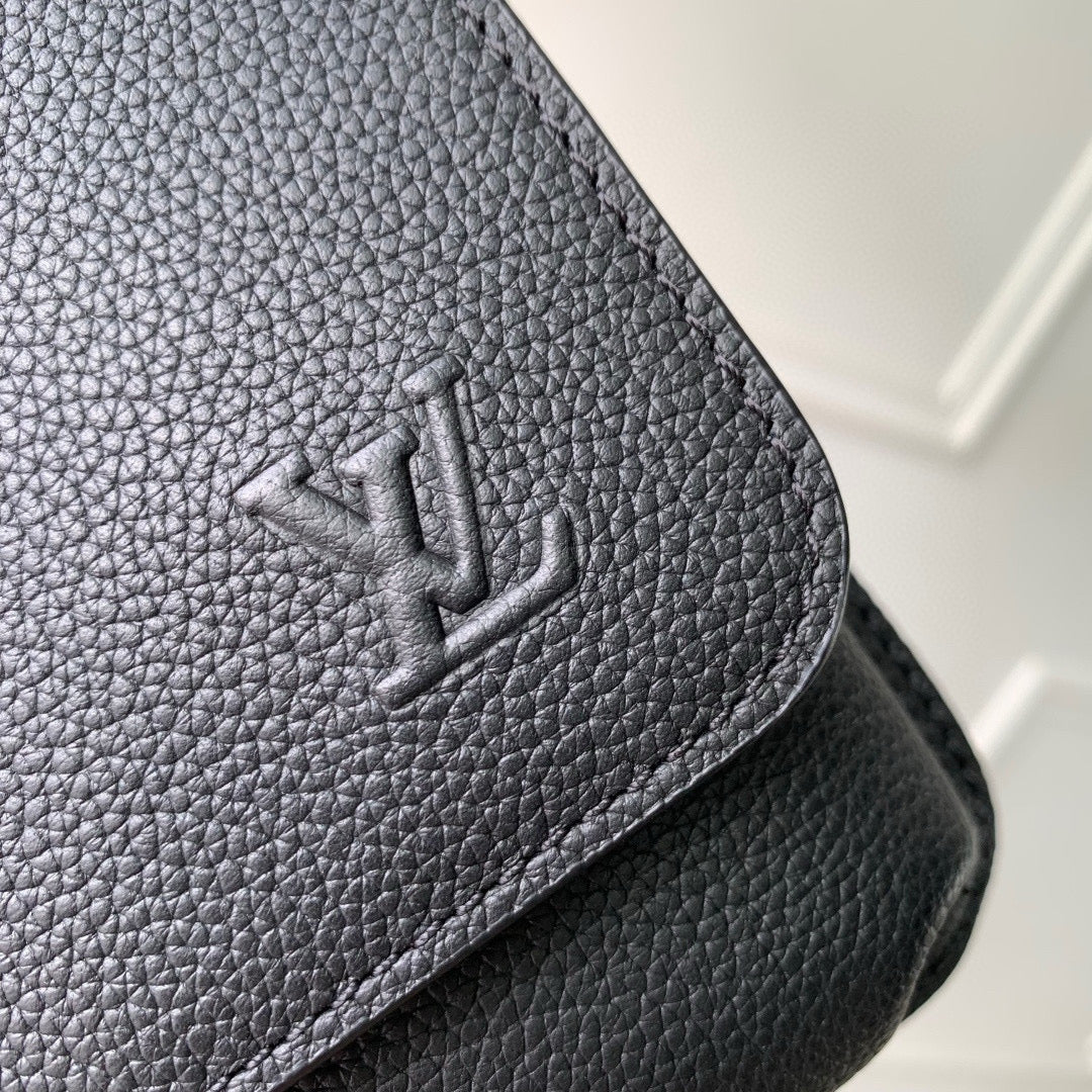 LOU BOARDING MESSENGER BAG