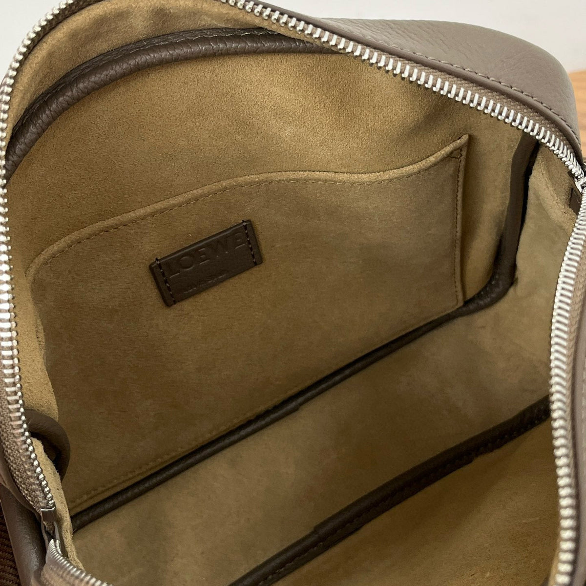 LOEW PEBBLE MESSENGER BAG
