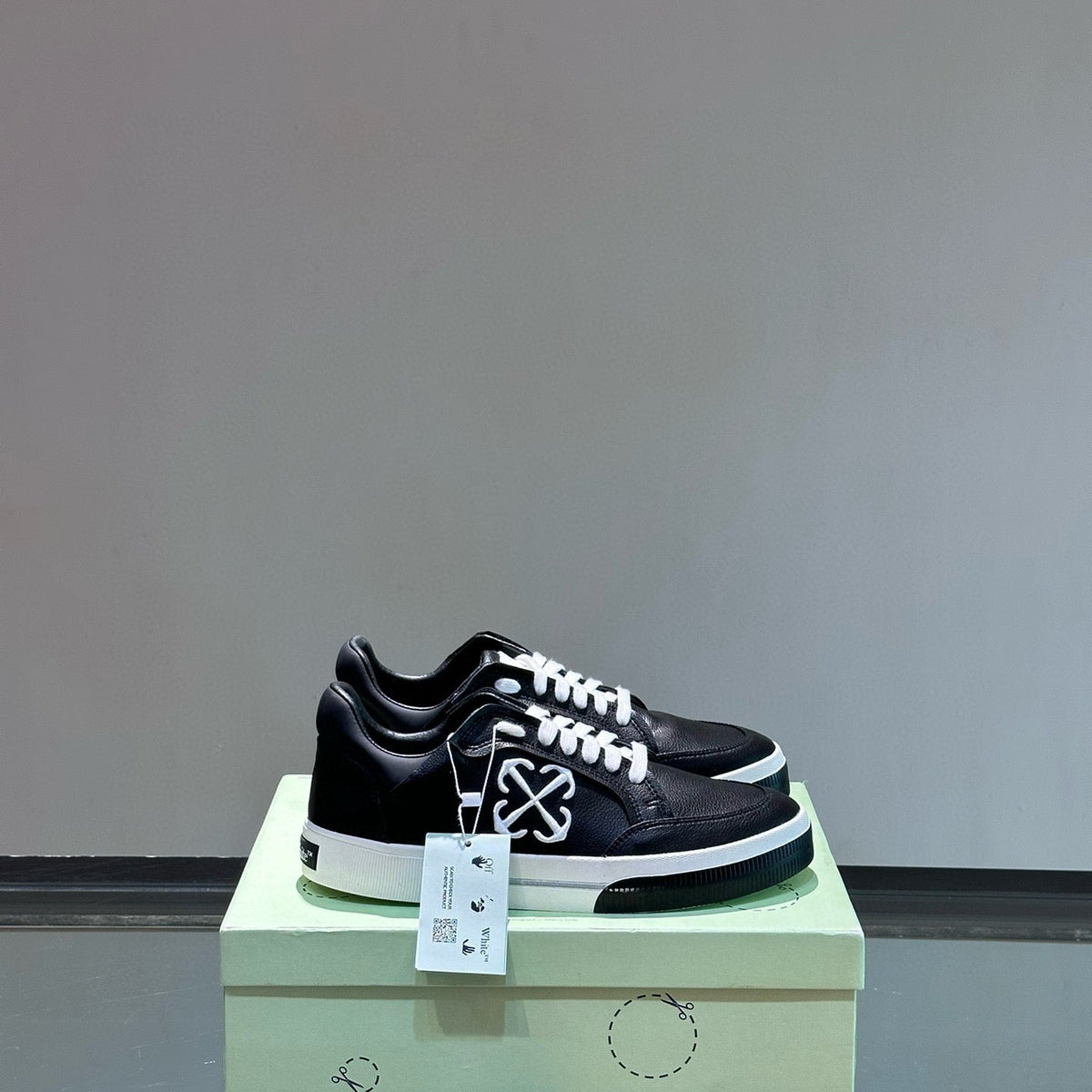 OFF W TRAINERS