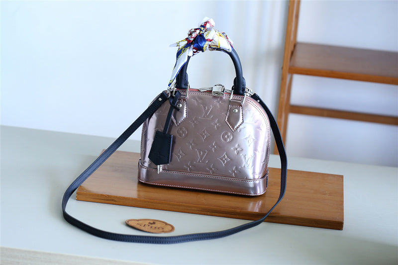 I W Fashion Lu-Vi bags - 8272