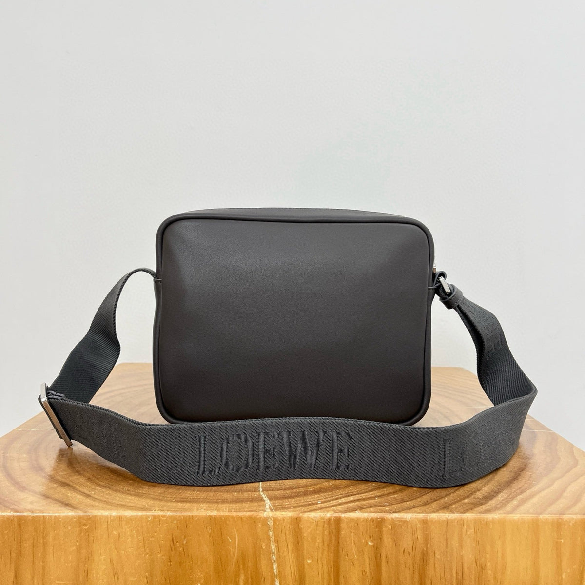 LOEW PEBBLE MESSENGER BAG