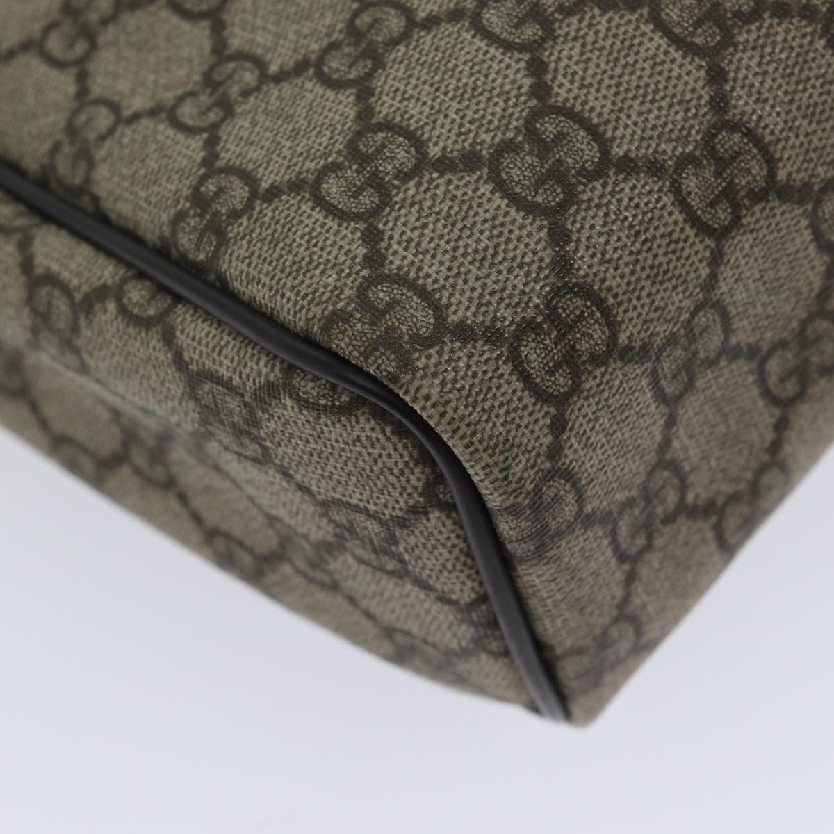 GUCCI GG Supreme Clutch Bag