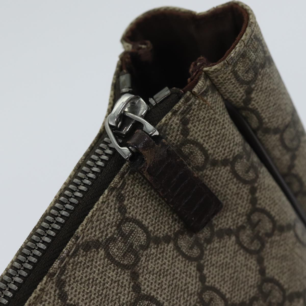 GUCCI GG Supreme Clutch Bag