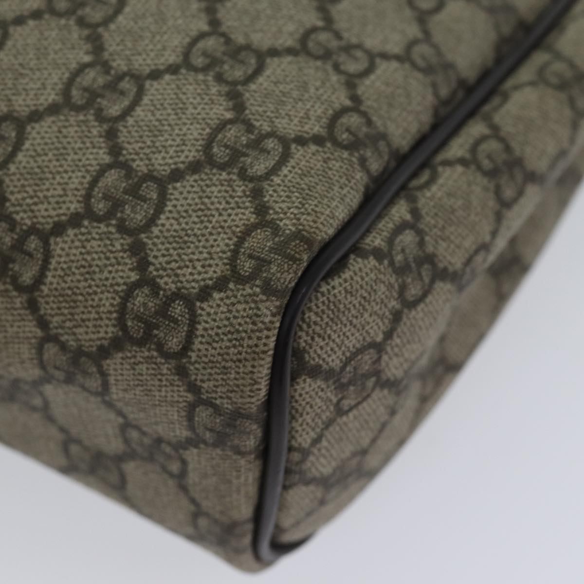 GUCCI GG Supreme Clutch Bag