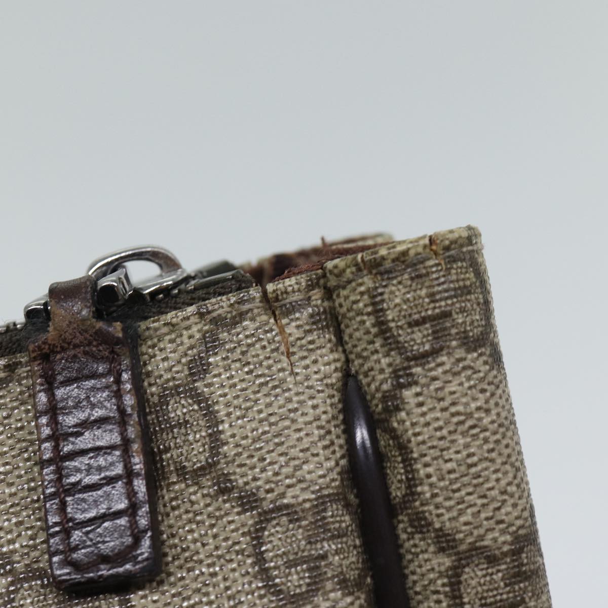 GUCCI GG Supreme Clutch Bag