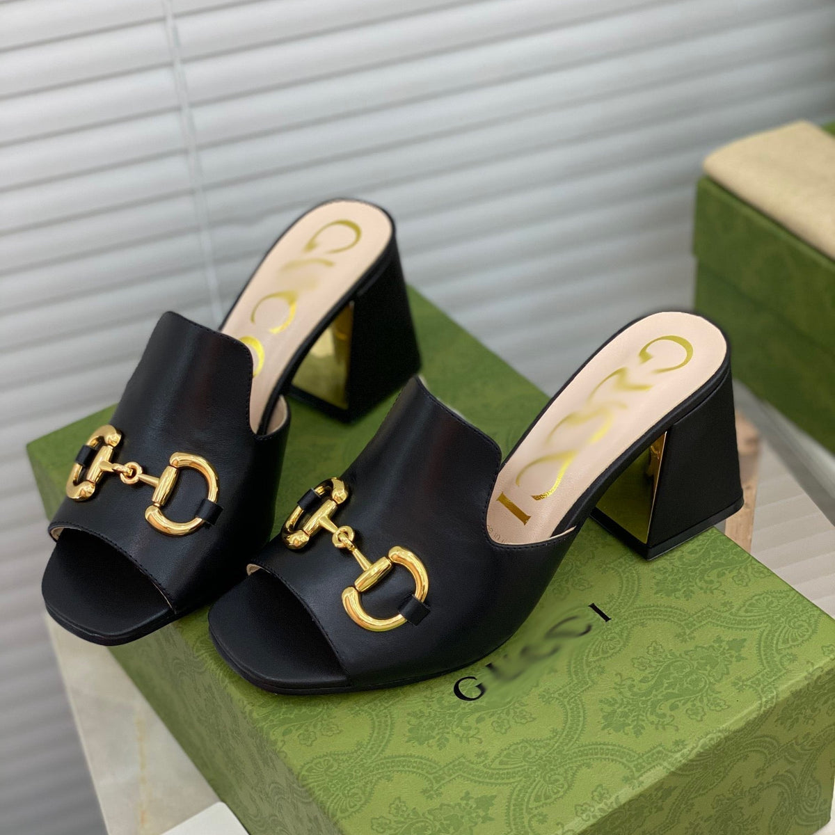 SE500 Size 5-10 Heels:7.5cm Material: Cowhide Lining: Sheep skin Sole: Italian leather