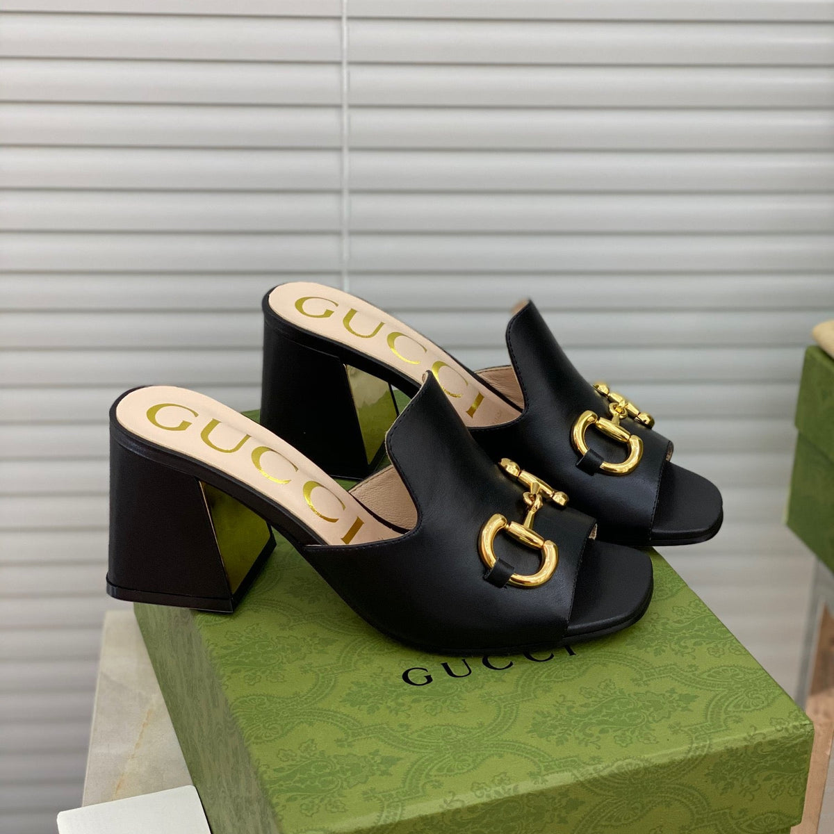 SE500 Size 5-10 Heels:7.5cm Material: Cowhide Lining: Sheep skin Sole: Italian leather