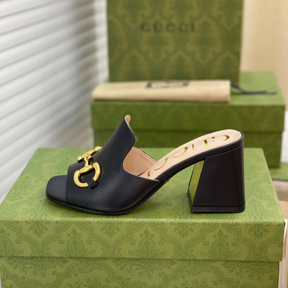 SE500 Size 5-10 Heels:7.5cm Material: Cowhide Lining: Sheep skin Sole: Italian leather