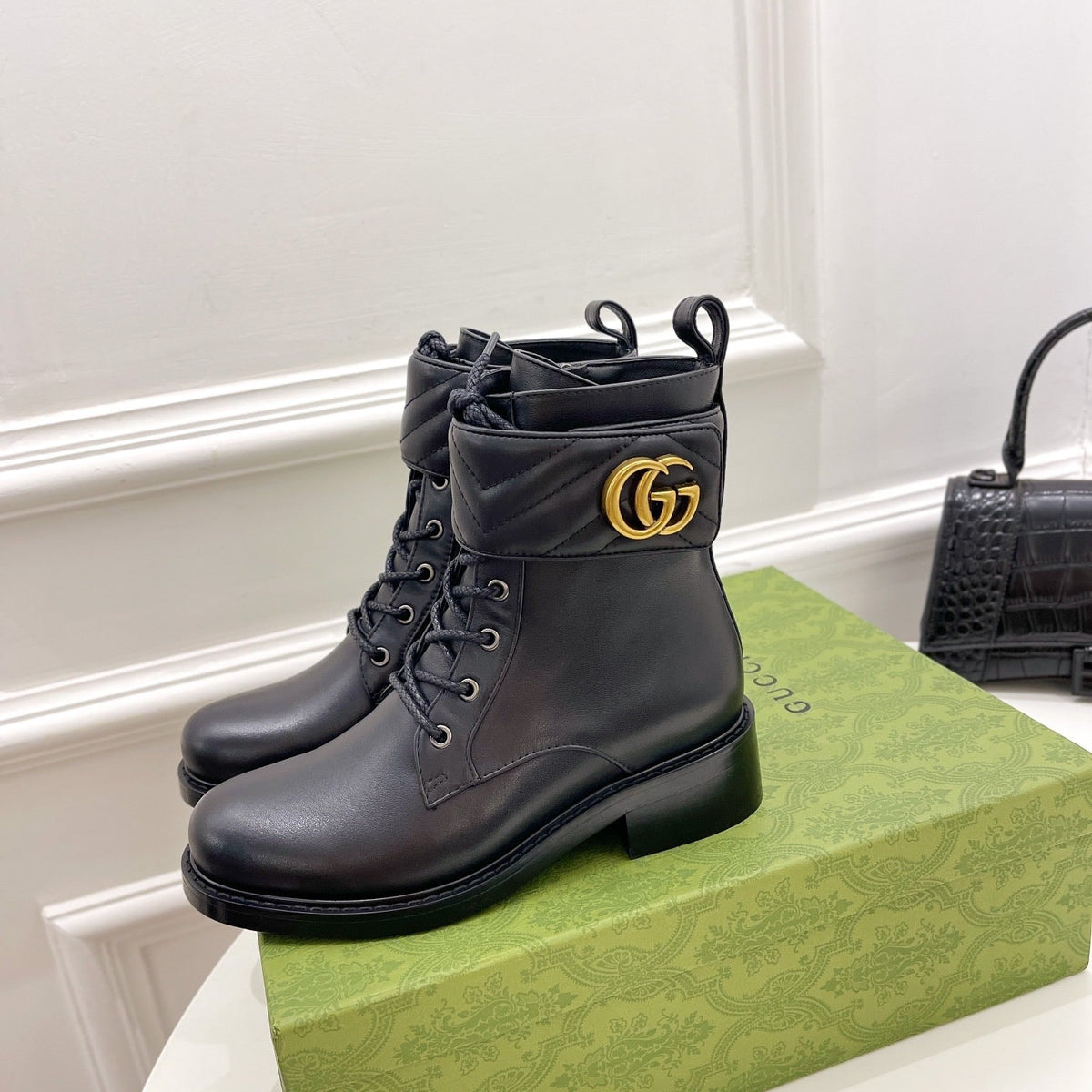 SE690  Size 5-10    Material: Cowhide   Lining: Sheep skin Sole: Rubber