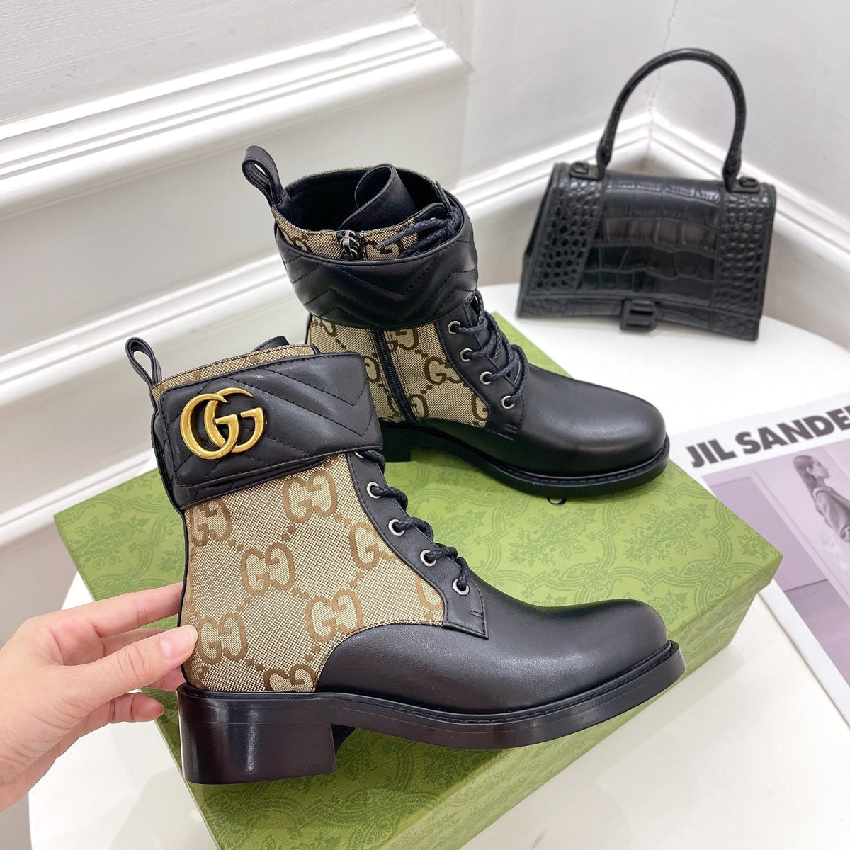 SE691  Size 5-10   Material: Cowhide  Lining: Sheep skin Sole: Rubber