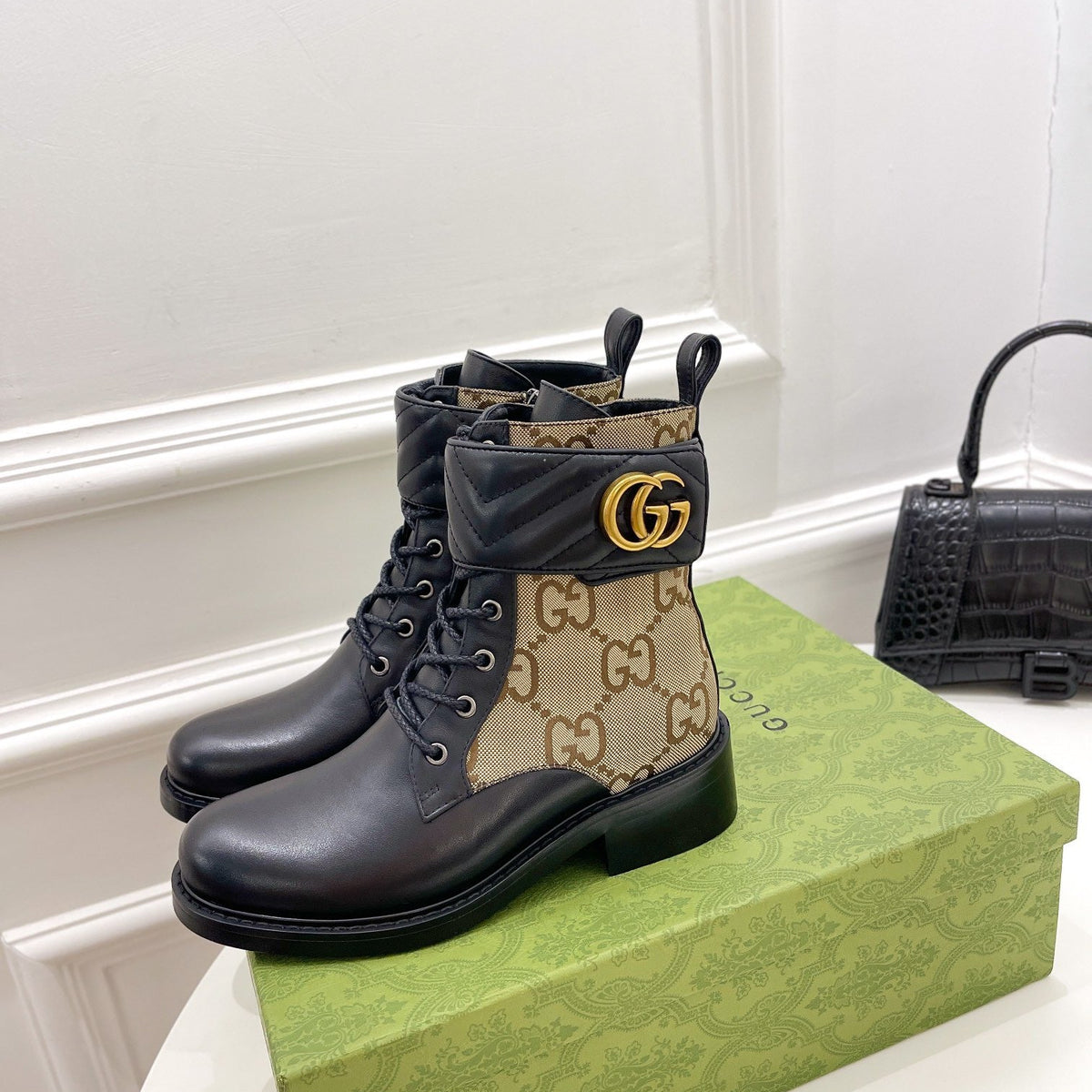 SE691  Size 5-10   Material: Cowhide  Lining: Sheep skin Sole: Rubber
