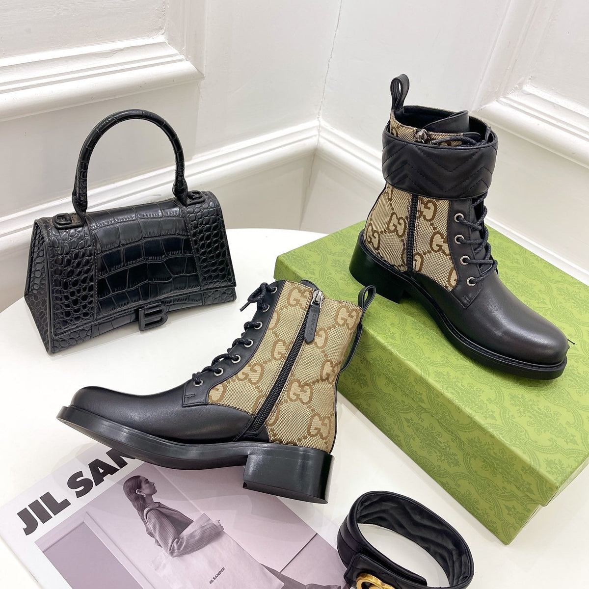 SE691  Size 5-10   Material: Cowhide  Lining: Sheep skin Sole: Rubber