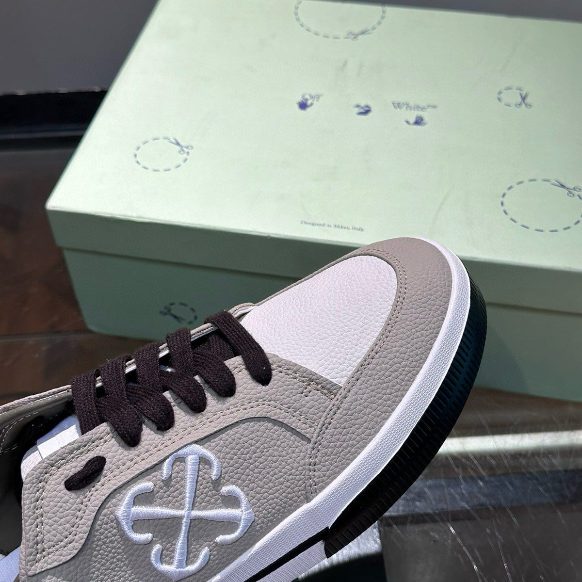 OFF W TRAINERS
