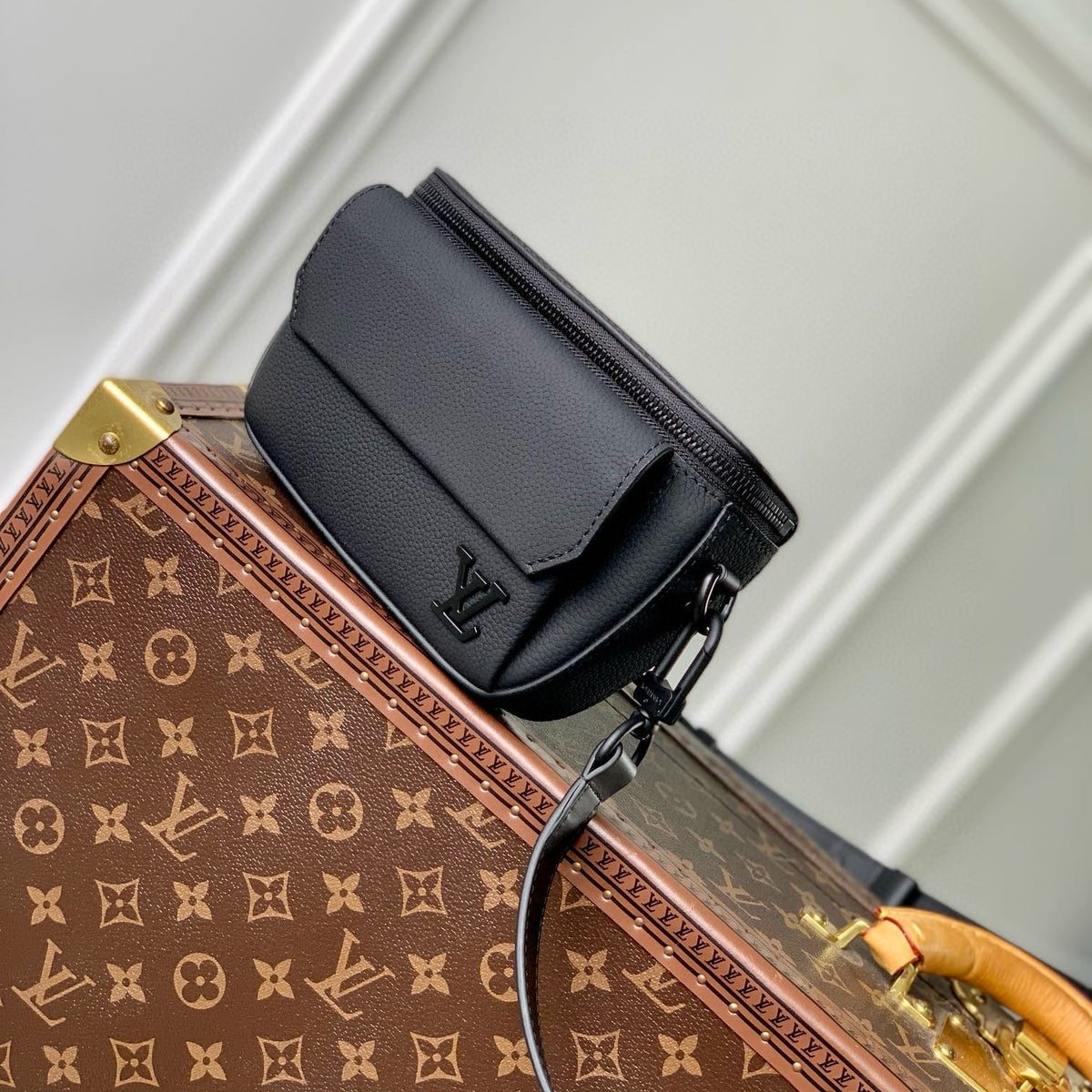 LOU PILOT WEARABLE WALLET