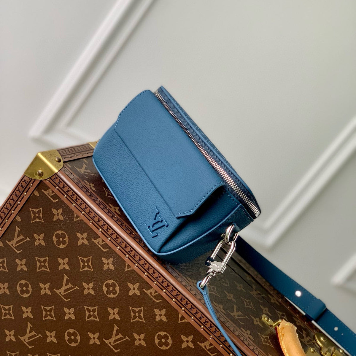 LOU PILOT WEARABLE WALLET
