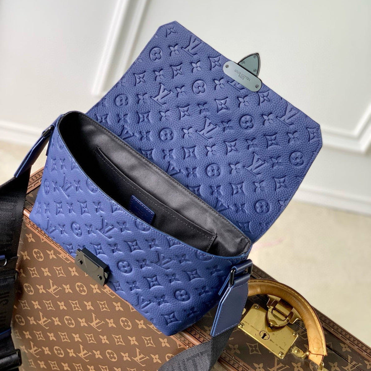 LOU S-CAPE MESSENGER BAG