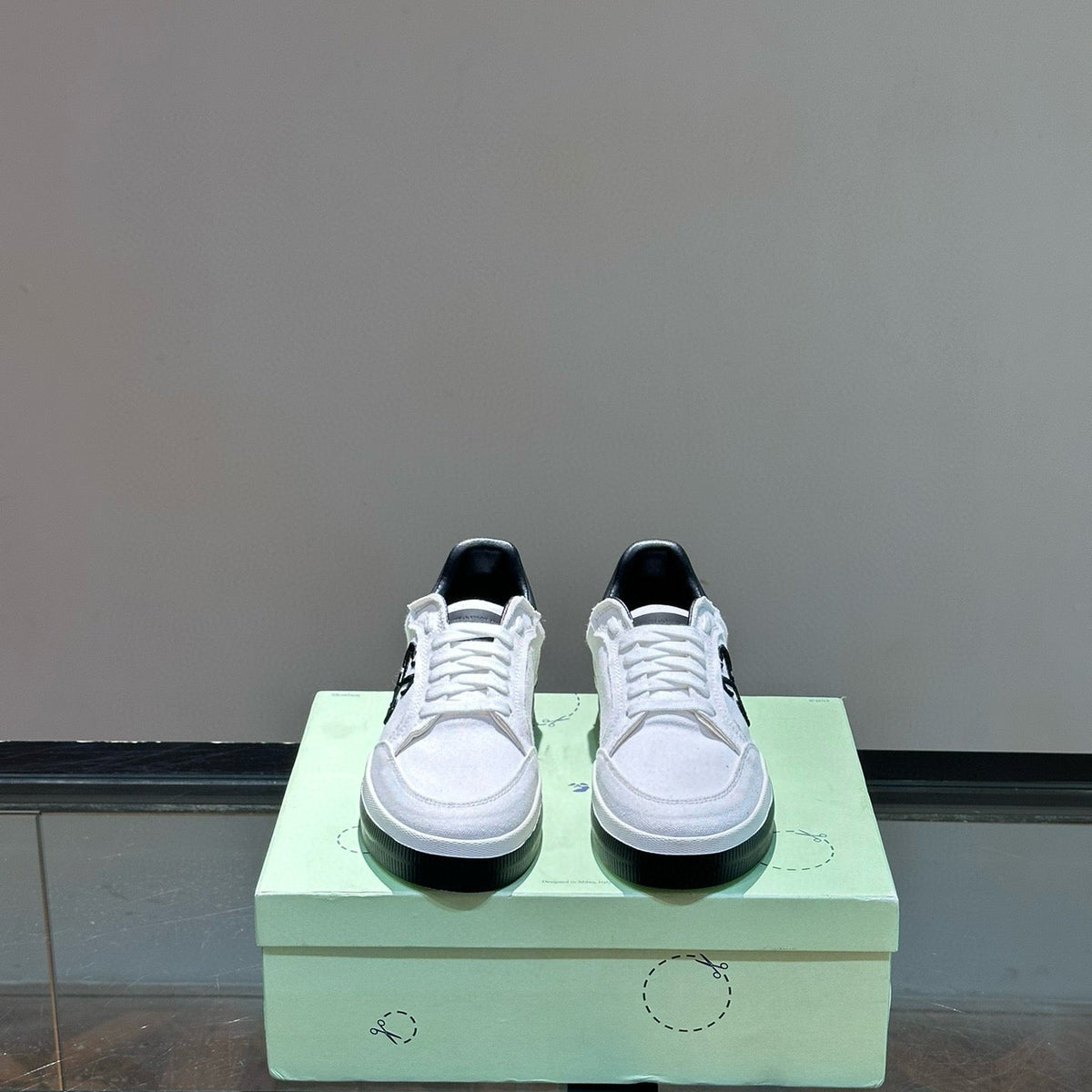 OFF W TRAINERS