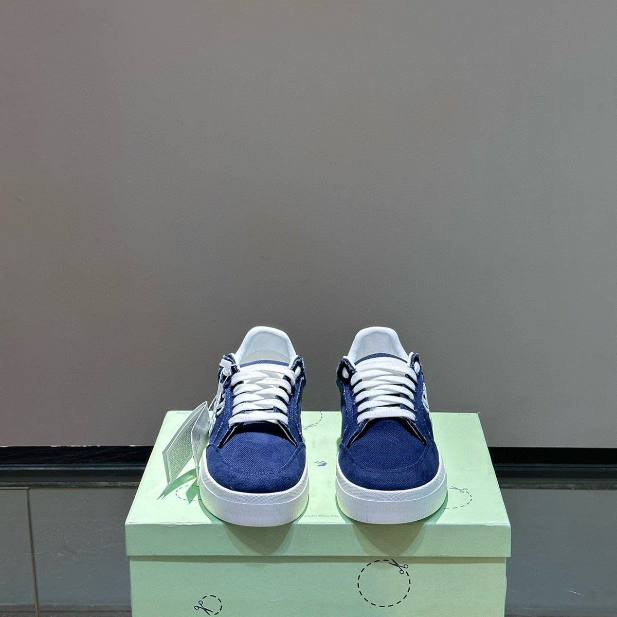 OFF W TRAINERS