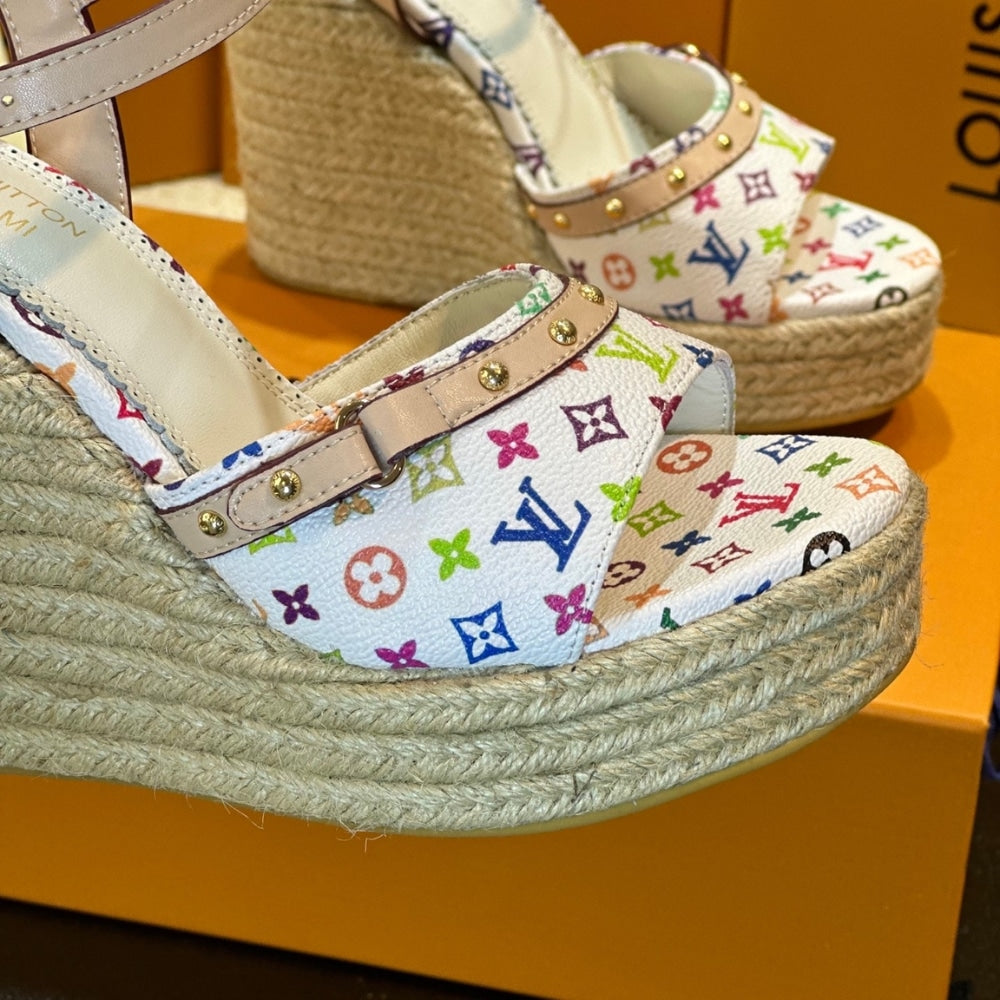 LV X TAKASHI MURAKAMI HELIOS WEDGE SANDAL WHITE 1AGYX0