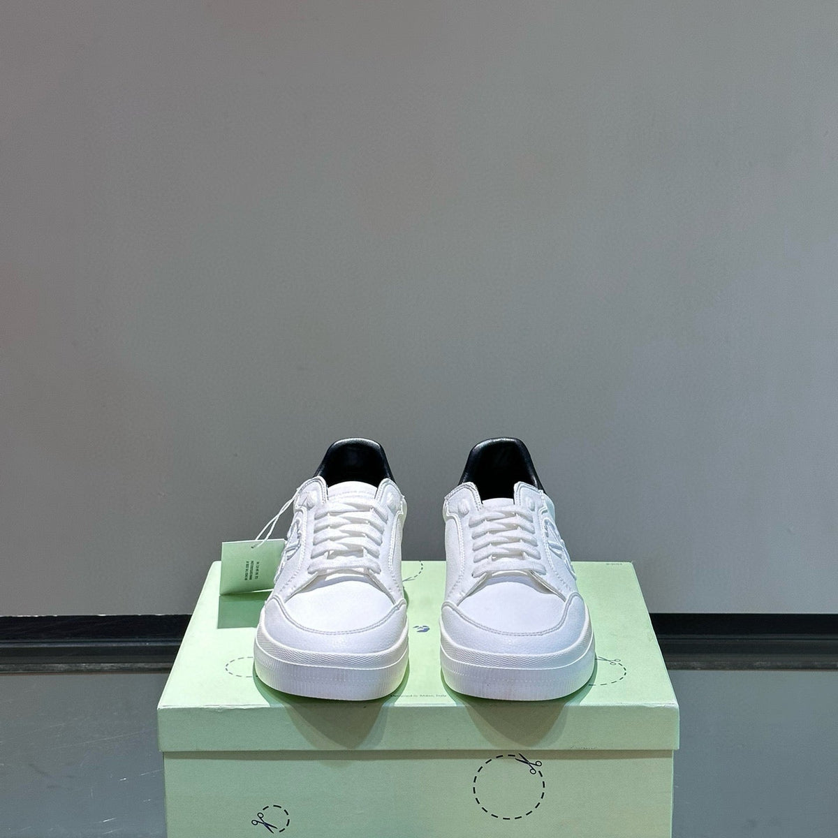 OFF W TRAINERS