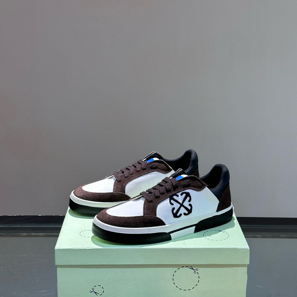 OFF W TRAINERS