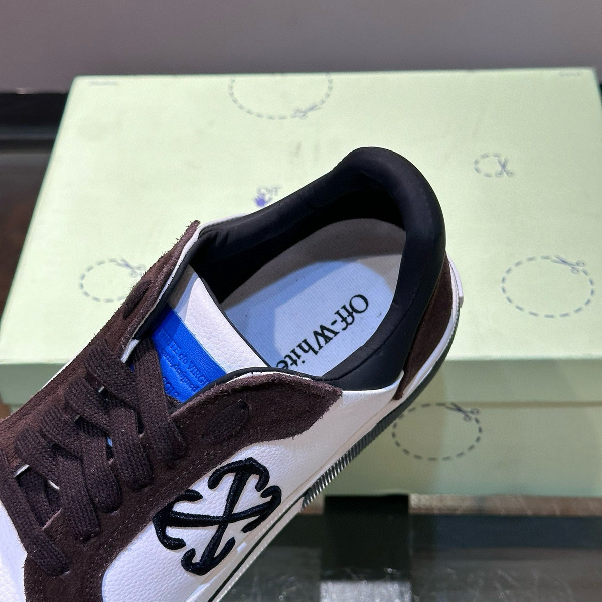OFF W TRAINERS