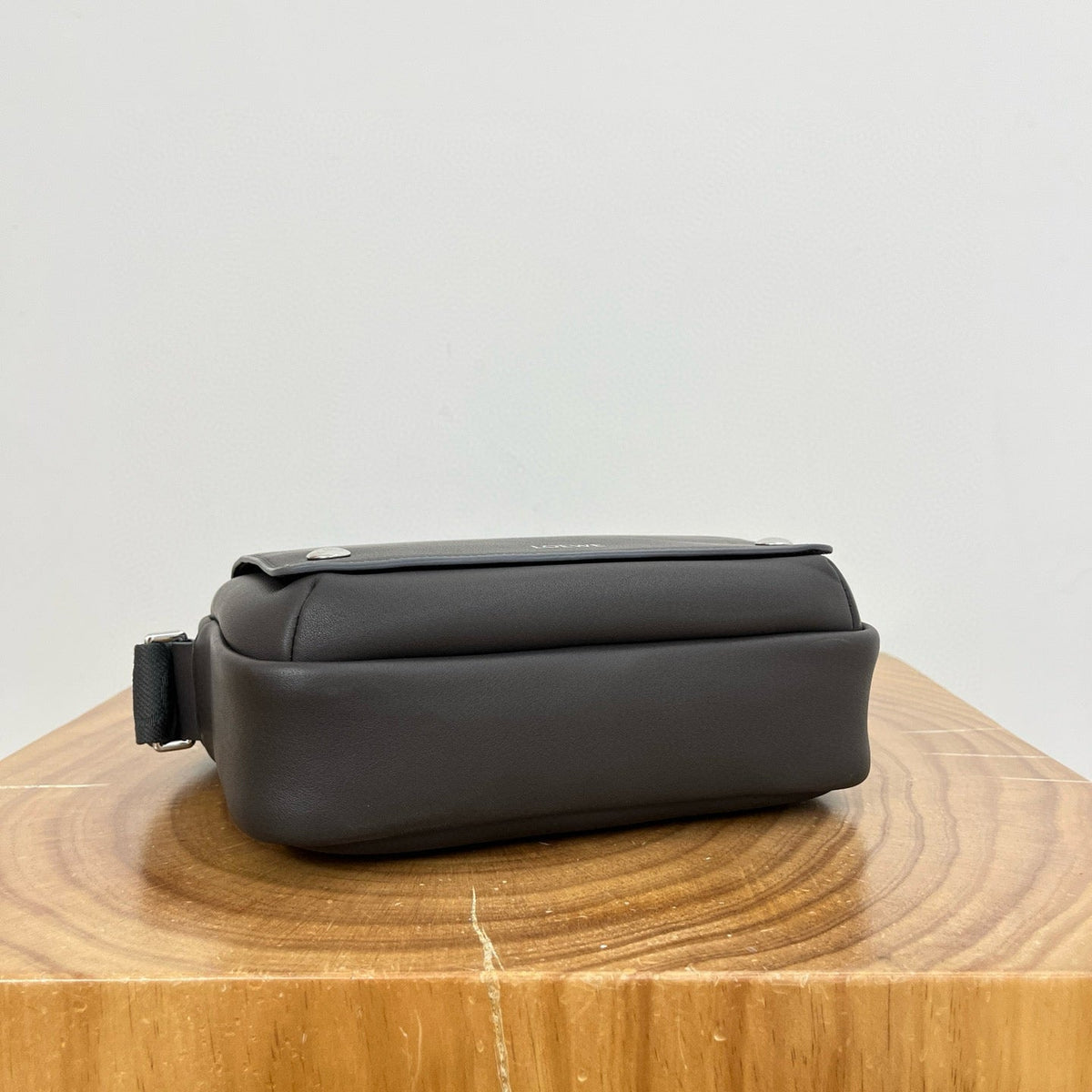 LOEW PEBBLE MESSENGER BAG