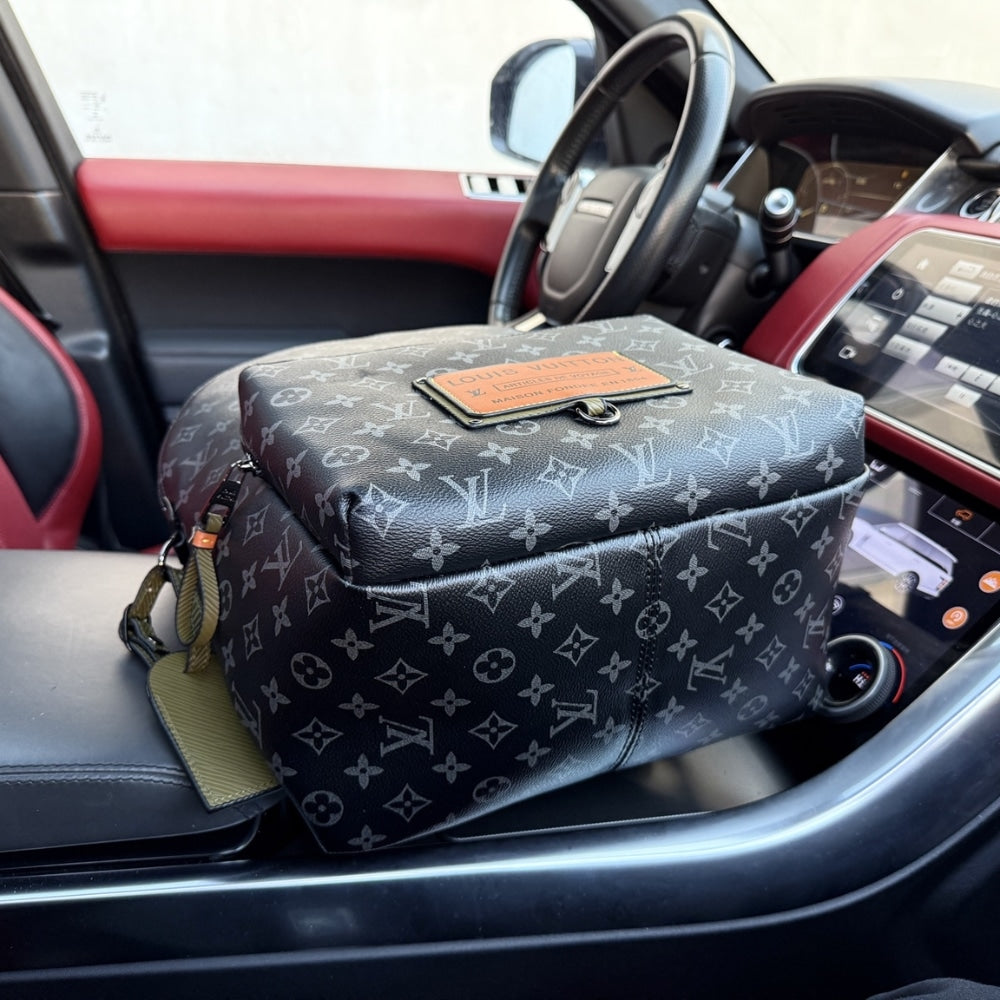 LV DISCOVERY BACKPACK MONOGRAM BLACK 37CM