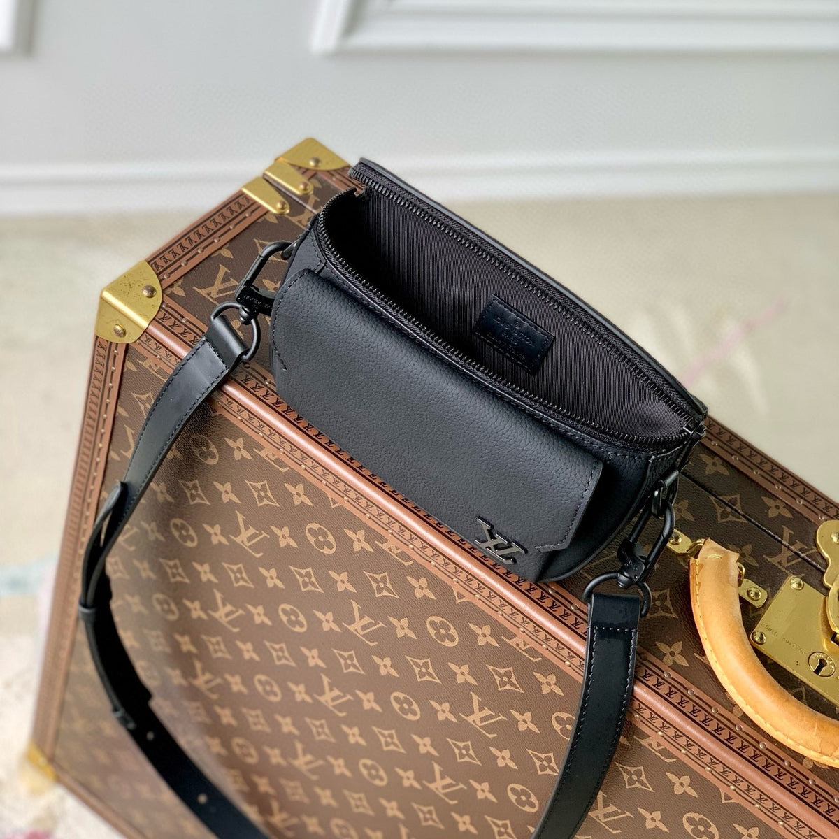 LOU PILOT WEARABLE WALLET