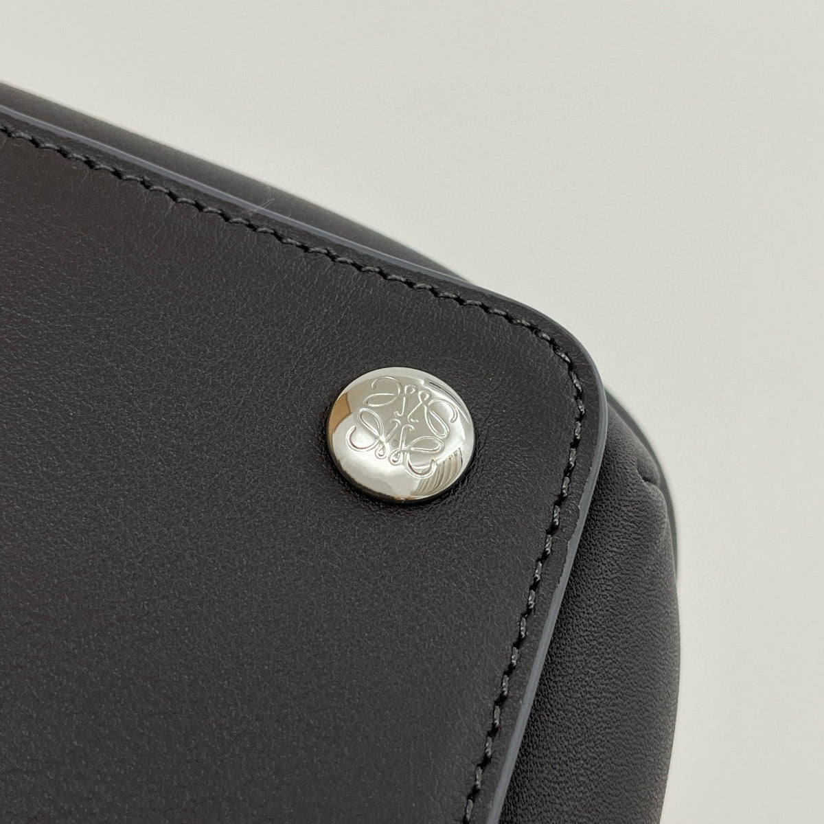 LOEW PEBBLE MESSENGER BAG