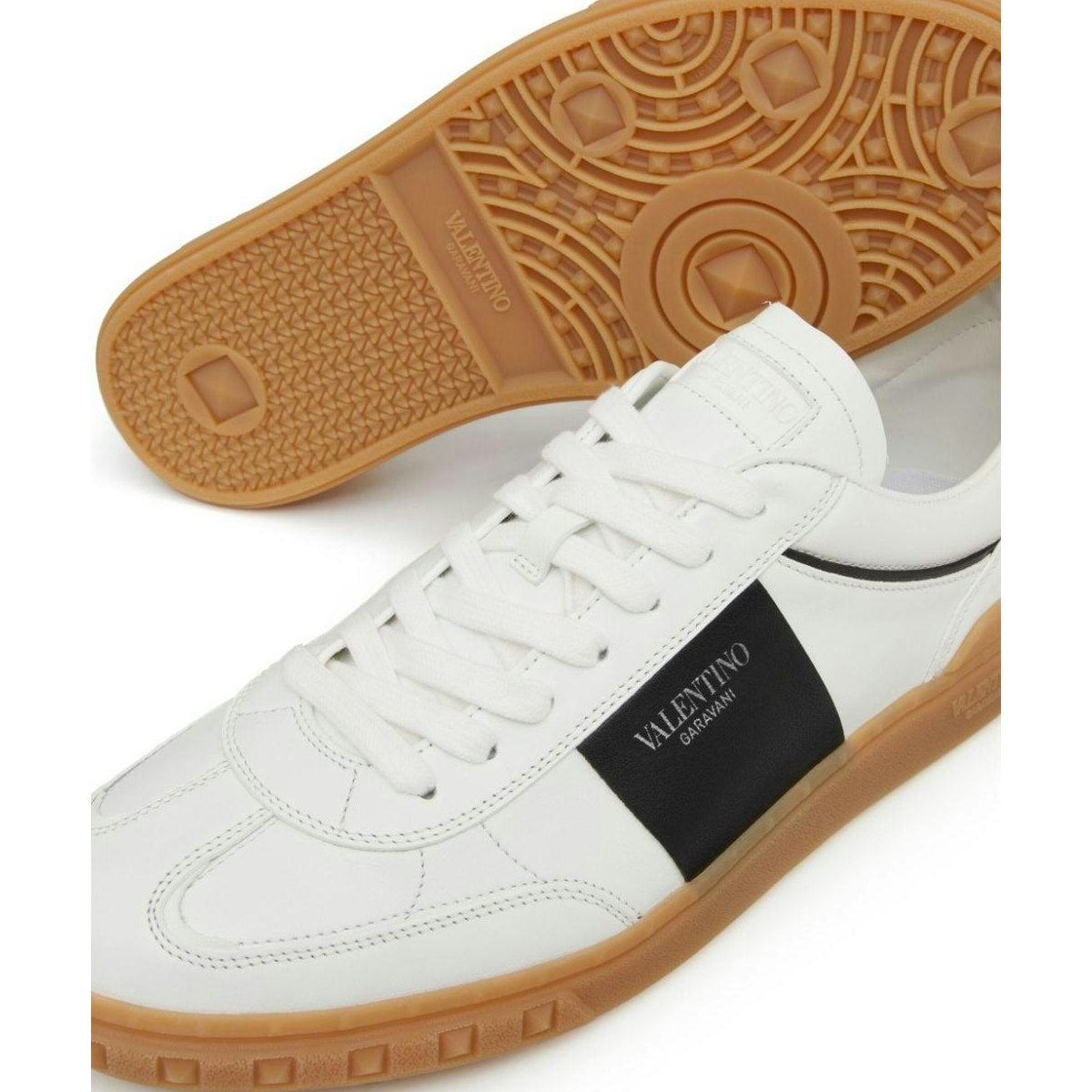 LOW TOP UPVILLAGE SNEAKERS