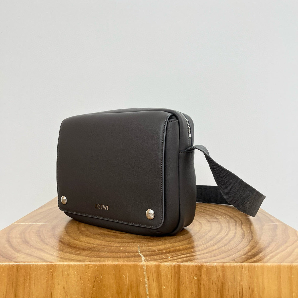LOEW PEBBLE MESSENGER BAG