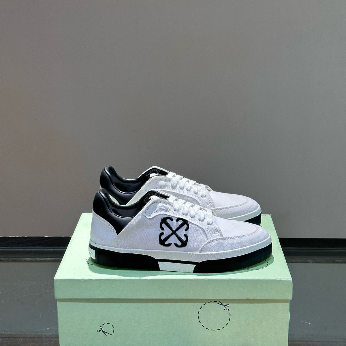 OFF W TRAINERS