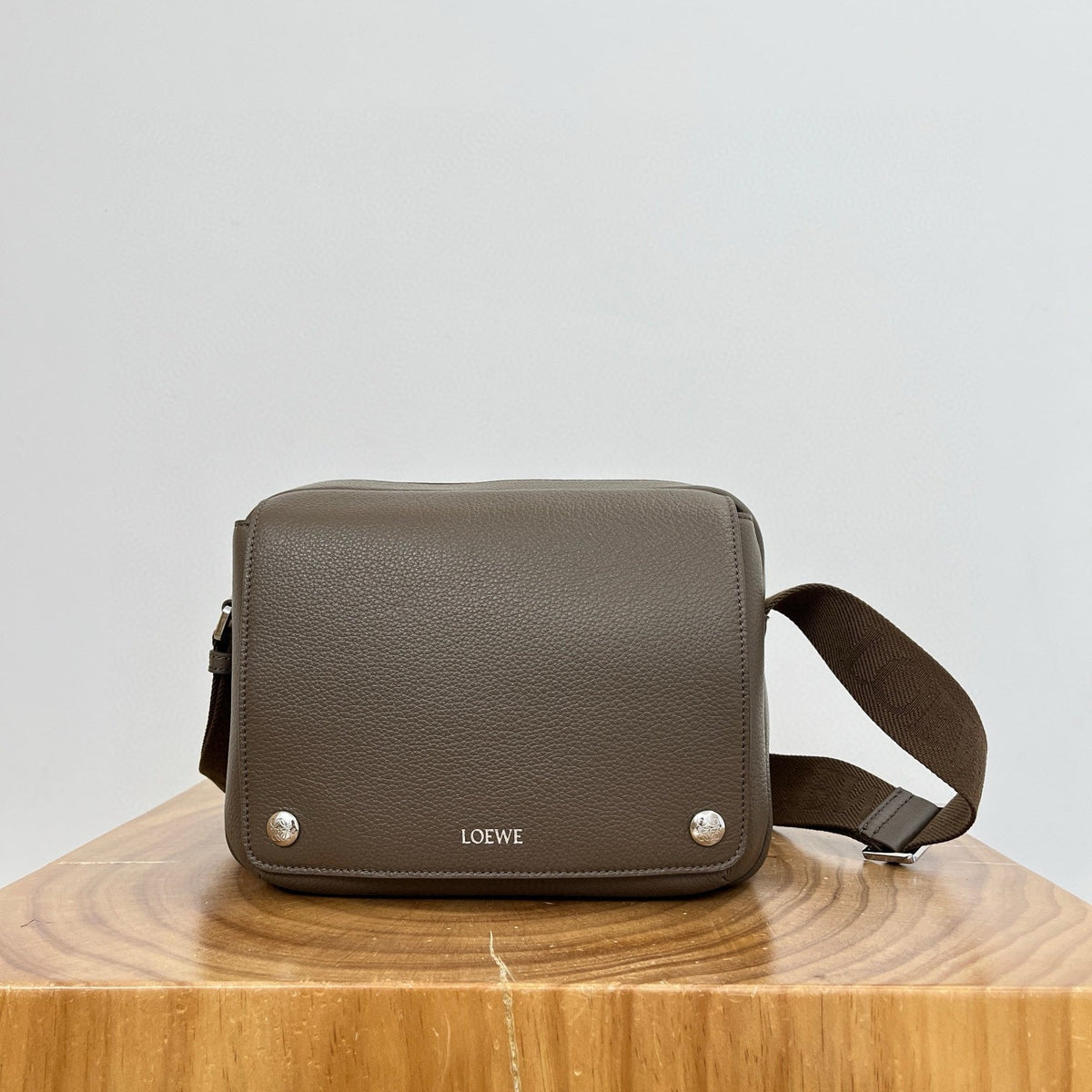 LOEW PEBBLE MESSENGER BAG