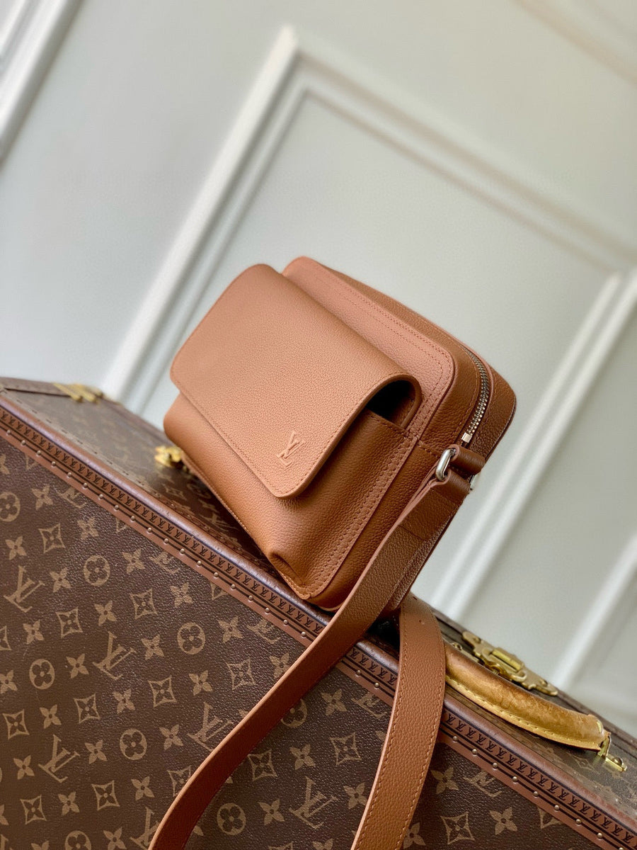 LOU BOARDING MESSENGER BAG