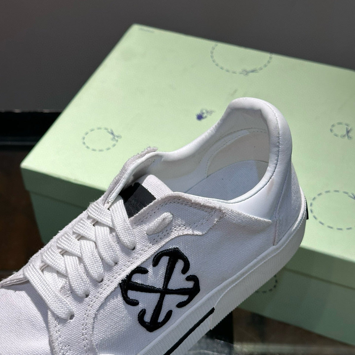 OFF W TRAINERS