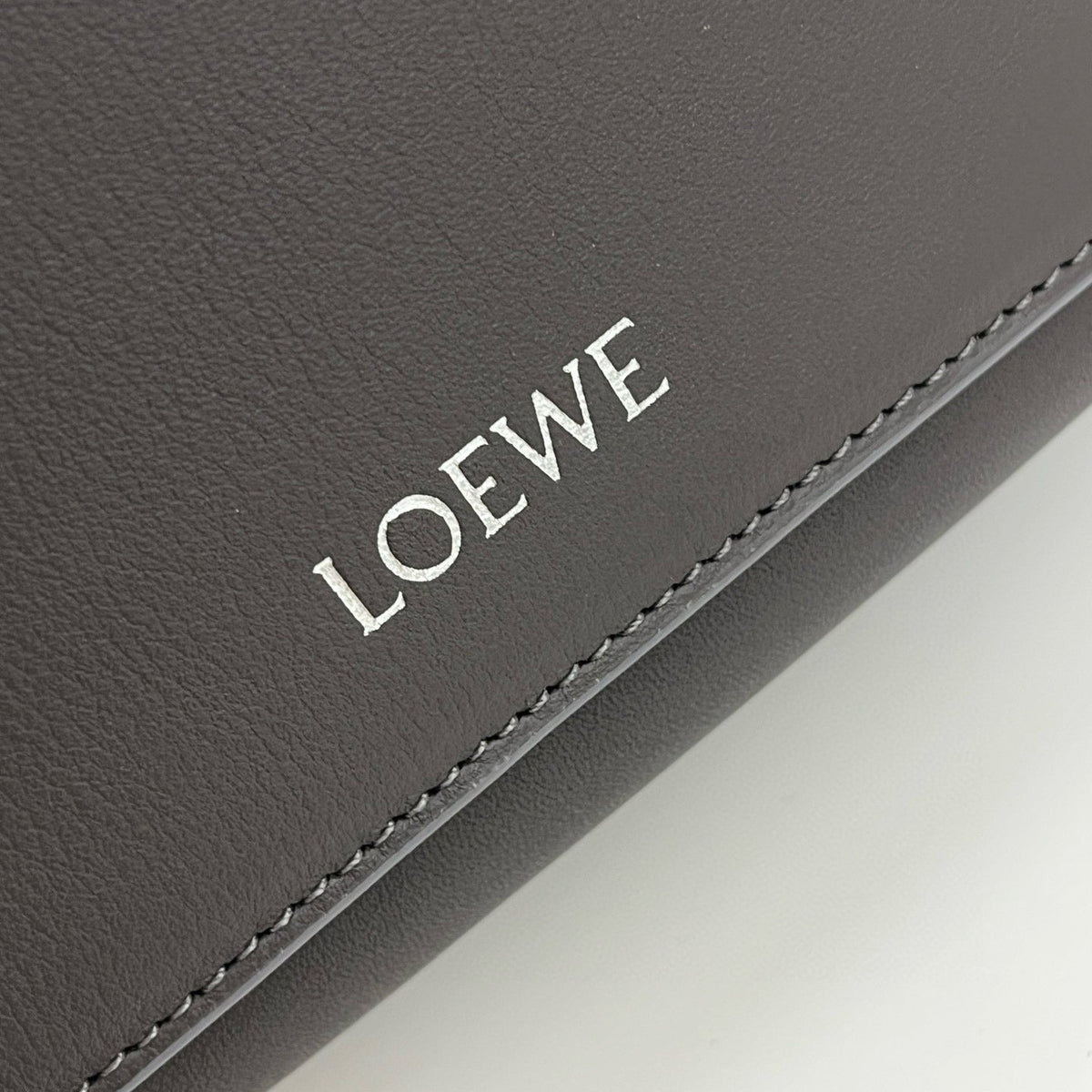 LOEW PEBBLE MESSENGER BAG