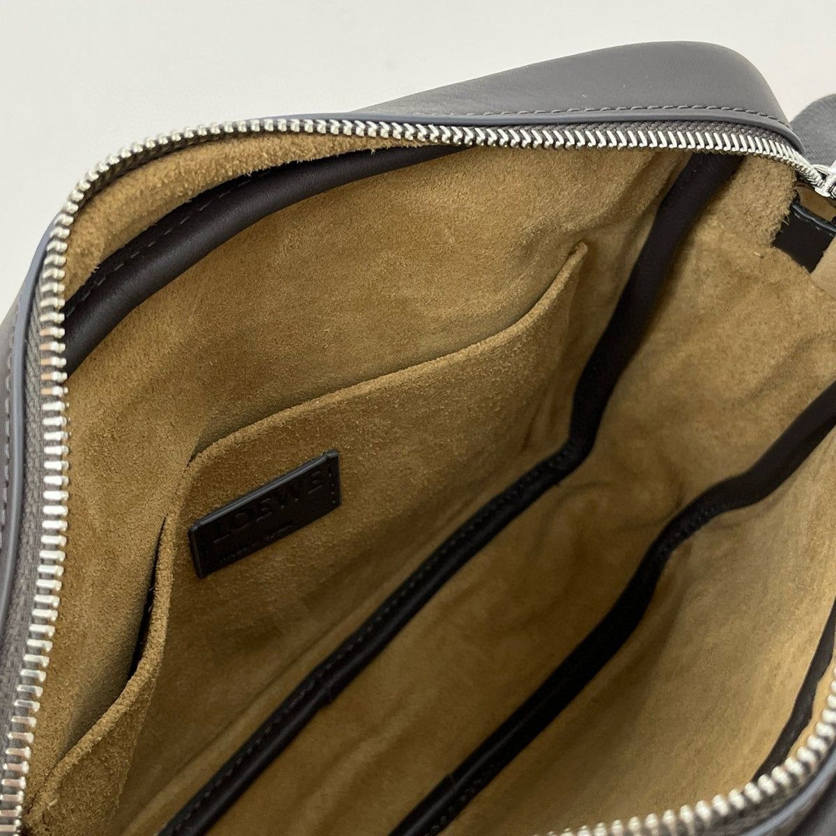 LOEW PEBBLE MESSENGER BAG