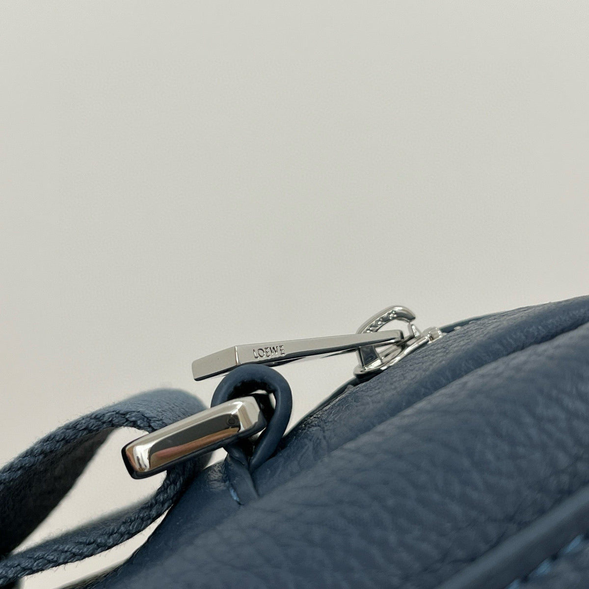 LOEW PEBBLE MESSENGER BAG