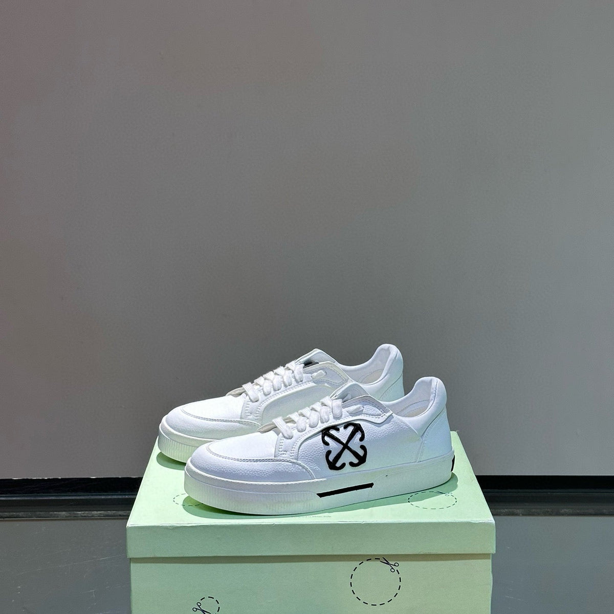 OFF W TRAINERS