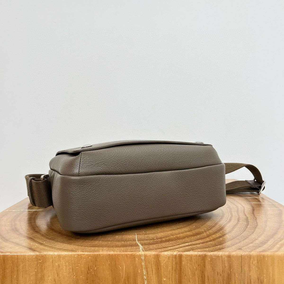LOEW PEBBLE MESSENGER BAG