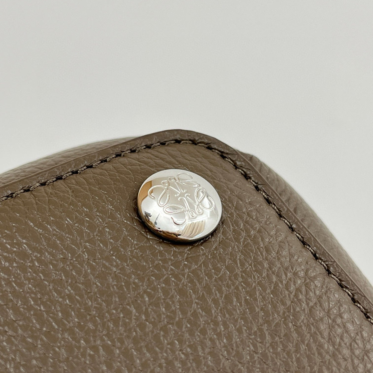 LOEW PEBBLE MESSENGER BAG