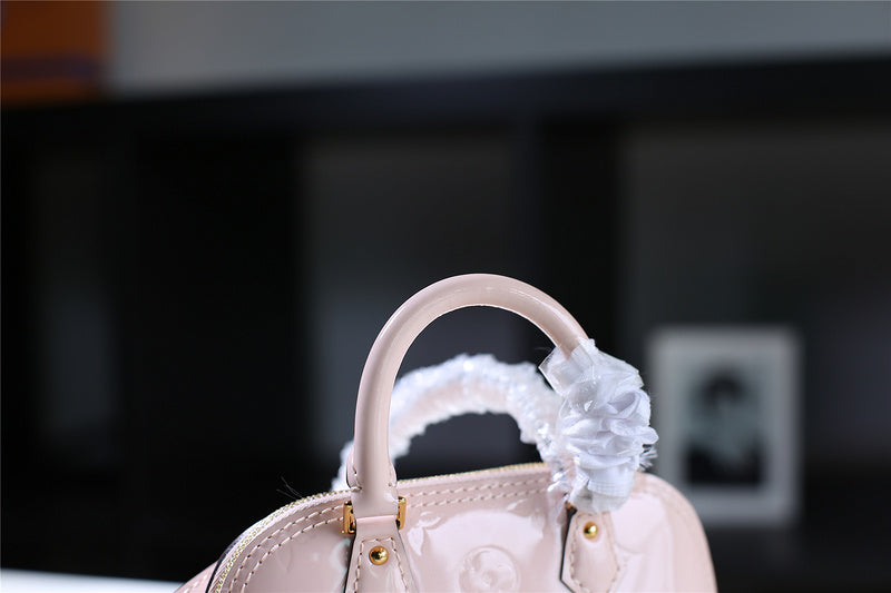 I W Fashion Lu-Vi bags - 8300