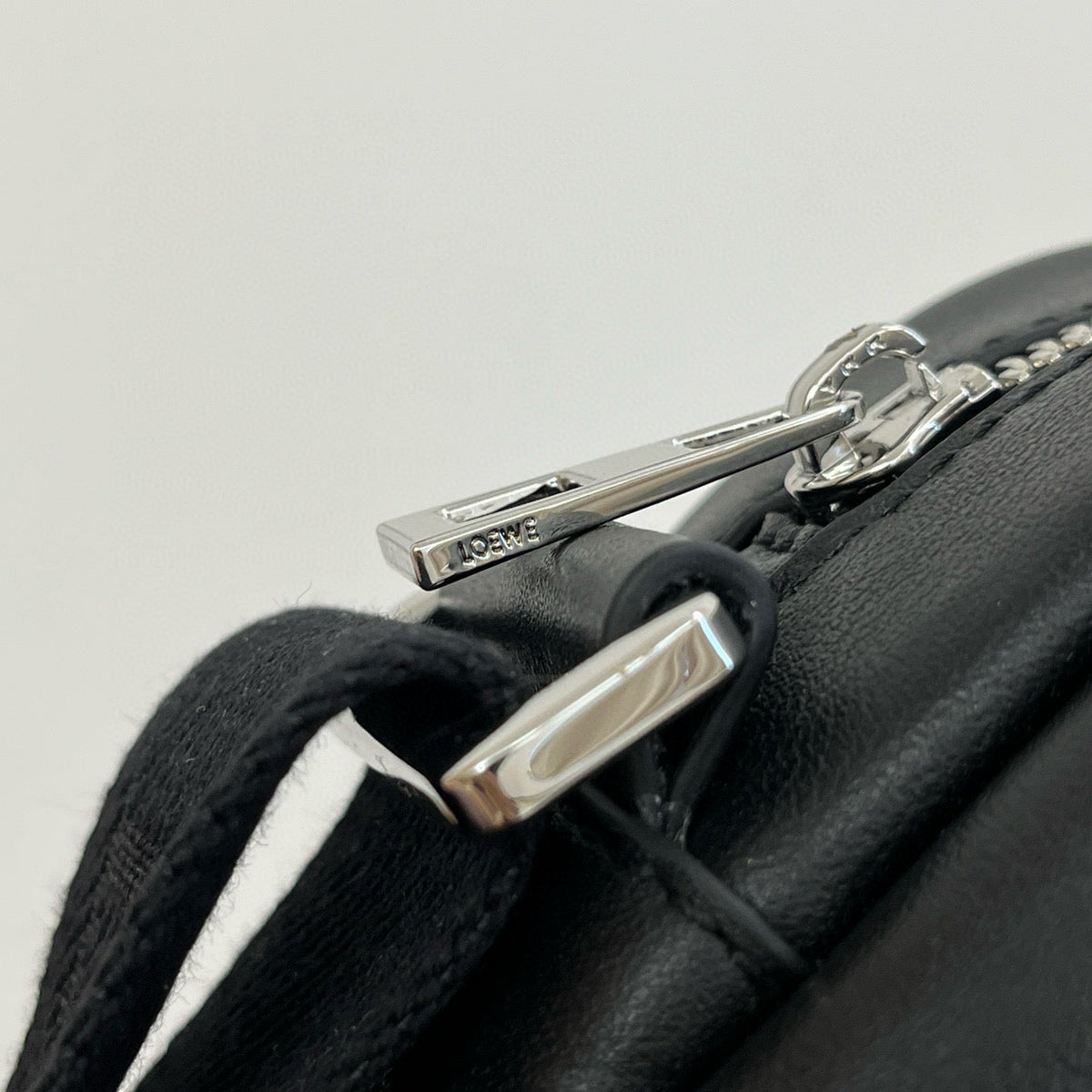 LOEW PEBBLE MESSENGER BAG