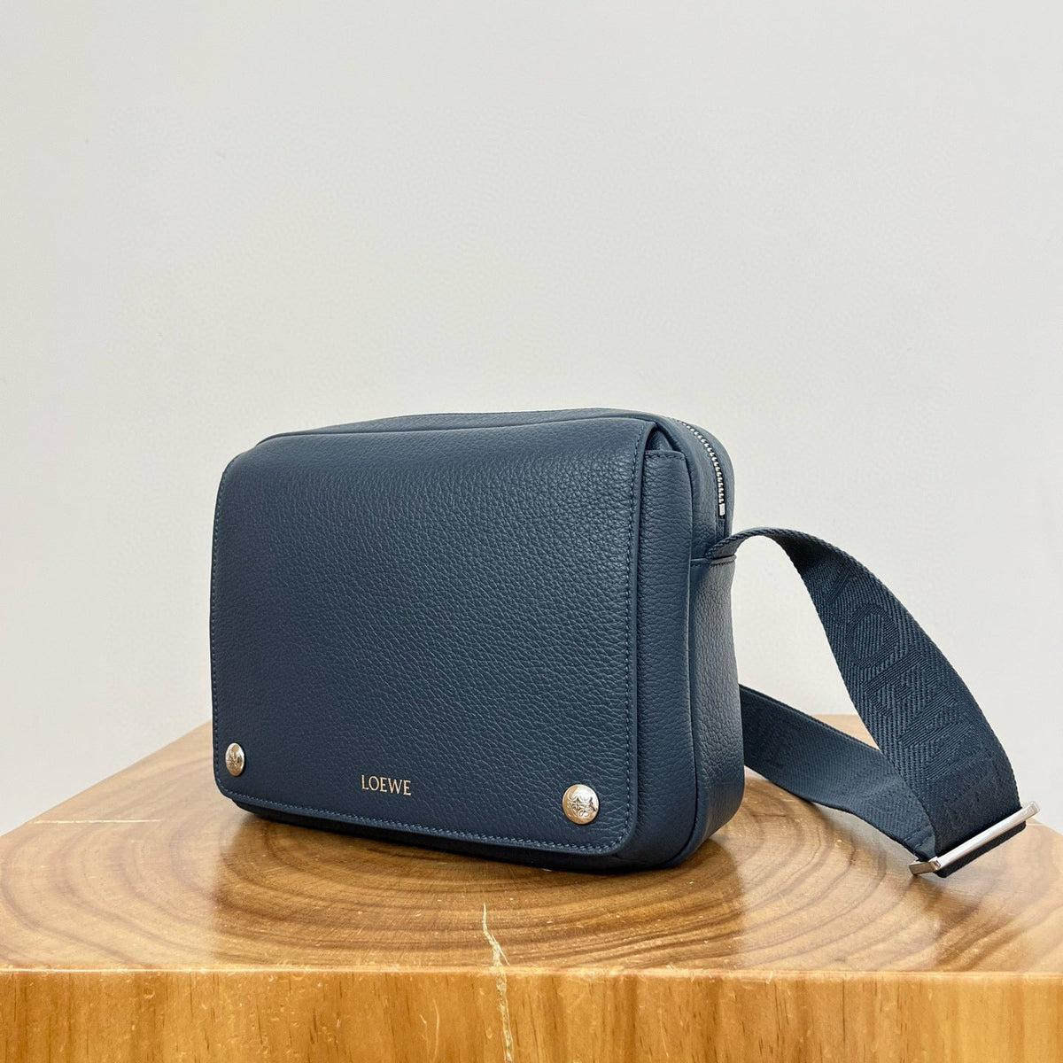 LOEW PEBBLE MESSENGER BAG