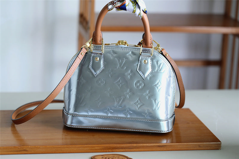 I W Fashion Lu-Vi bags - 8273