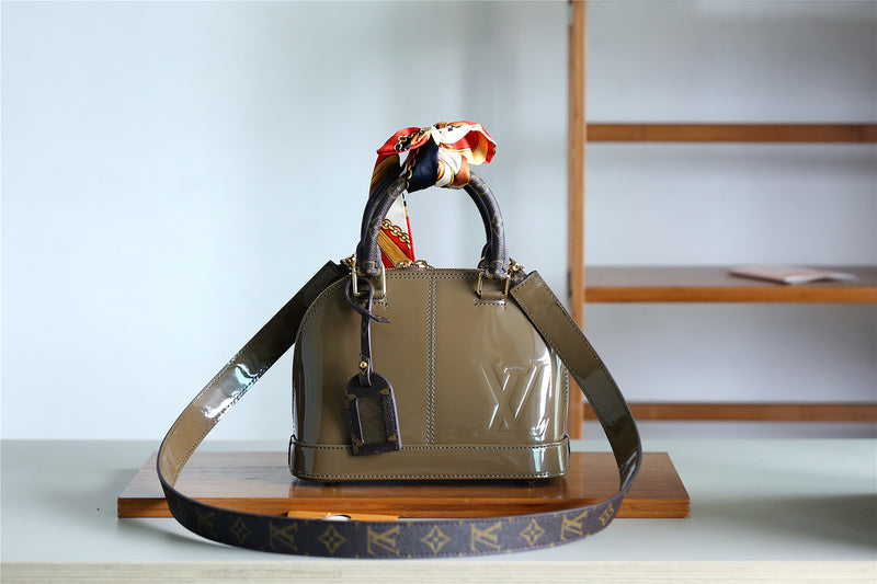 I W Fashion Lu-Vi bags - 8280
