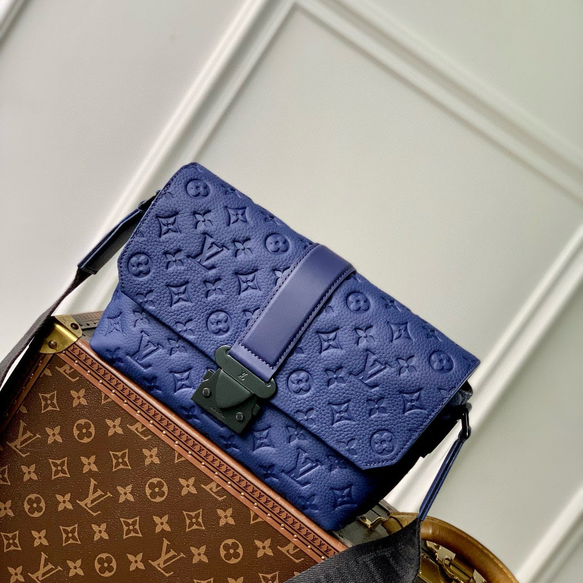 LOU S-CAPE MESSENGER BAG